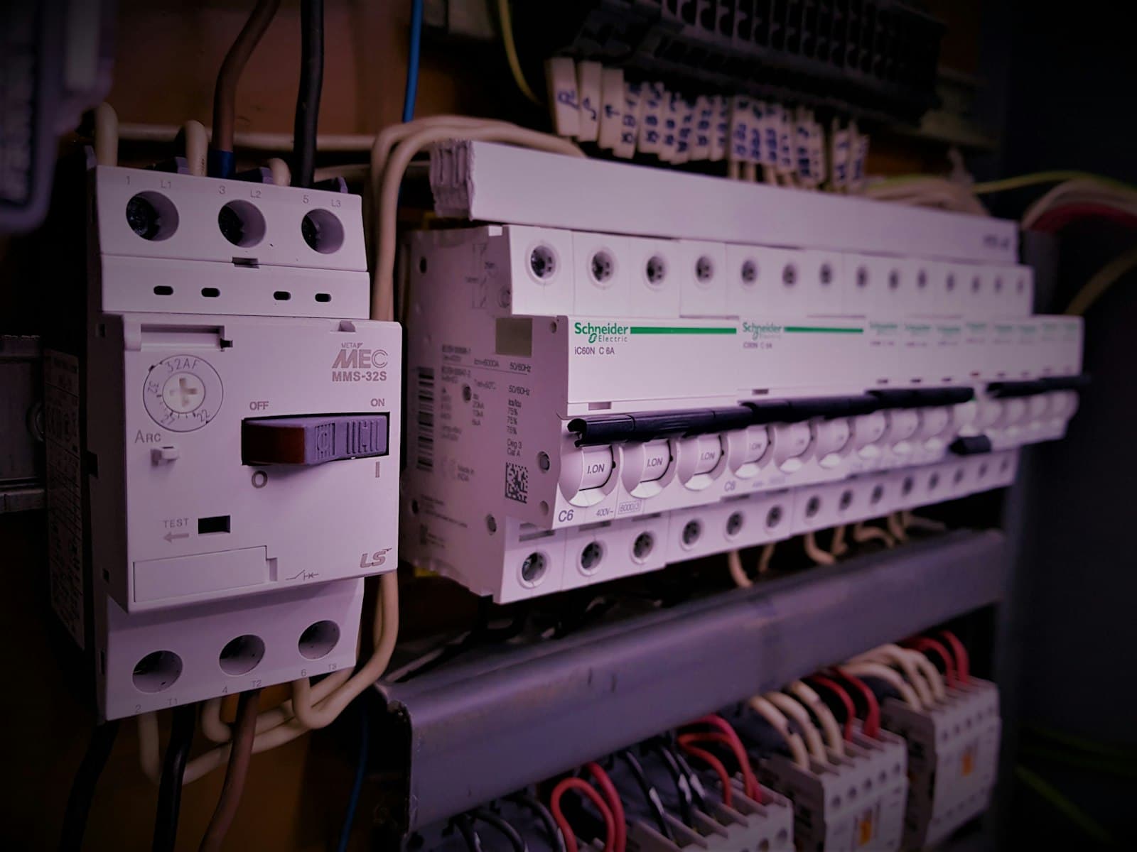 Motor protection and relay modules on DIN rail.