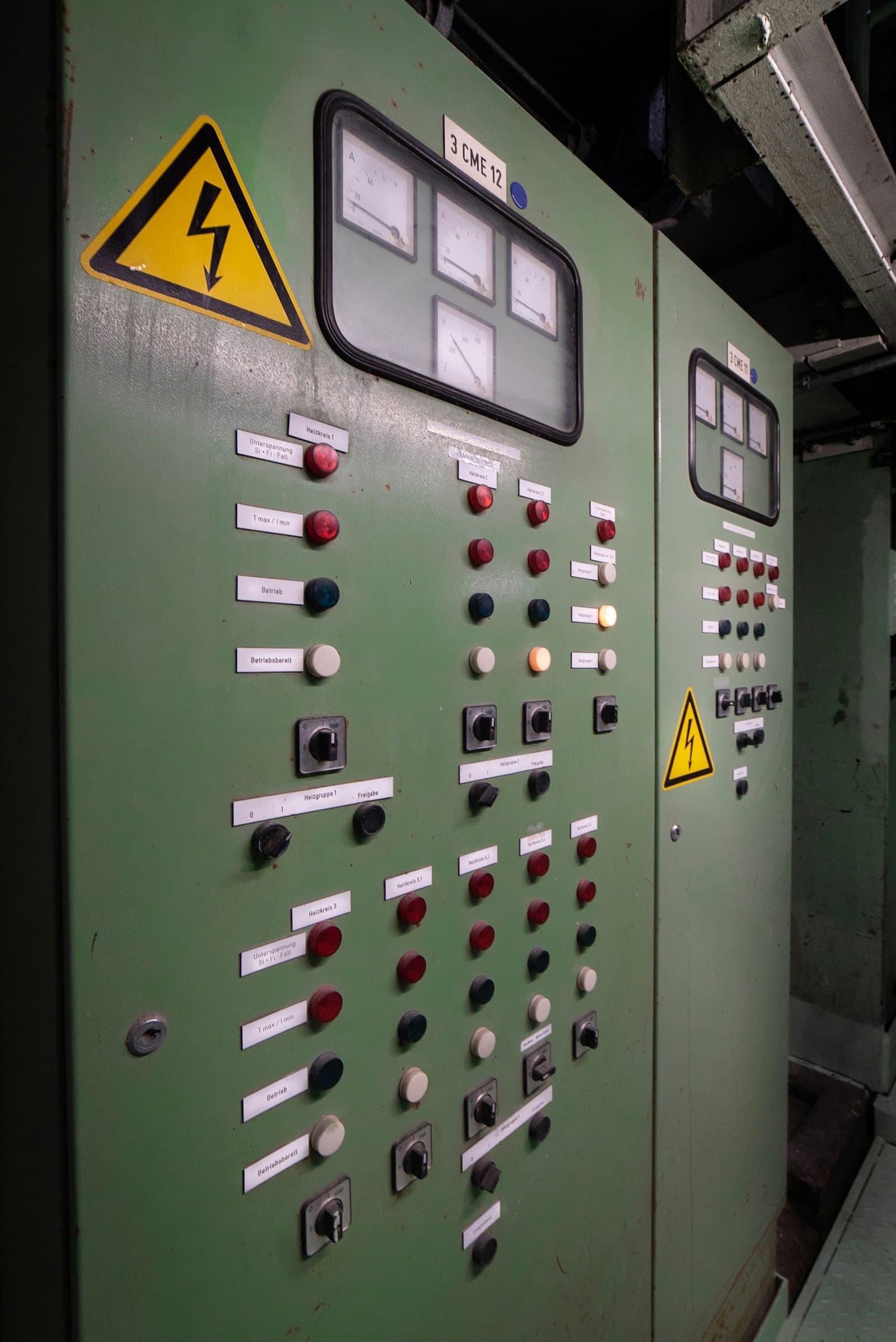 Control panel with indicator lamps, switches and controllers.